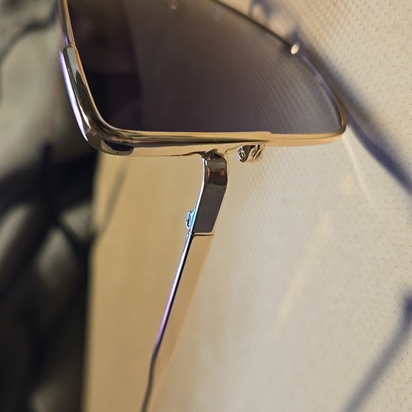 Quay Australia-NWOT "Srsly" Polarized Gold and Black Metal Sunglasses - Picture 9 of 17